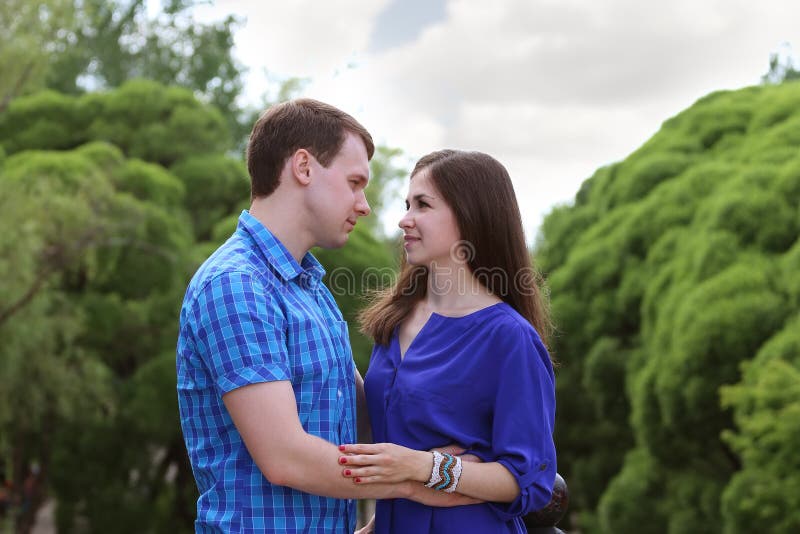 Olhar do homem e da mulher em se imagens de stock royalty free Olhar do homem e da mulher em se imagens de stock royalty free