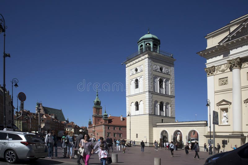 Olhar fixo velho Miasto da cidade, igreja quadrada do ` s de St Anne do castelo, Varsóvia foto de stock Olhar fixo velho Miasto da cidade, igreja quadrada do ` s de St Anne do castelo, Varsóvia foto de stock
