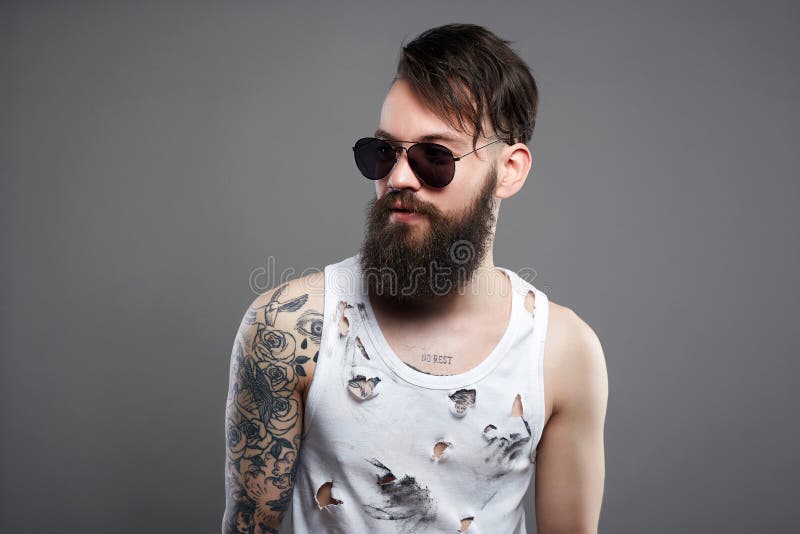 Homem arafiado com tatuagens e um chapéu posando para uma foto generativa  ai