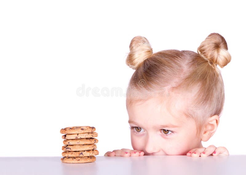 Um olhar fofo para uma pilha de biscoitos foto de stock royalty free