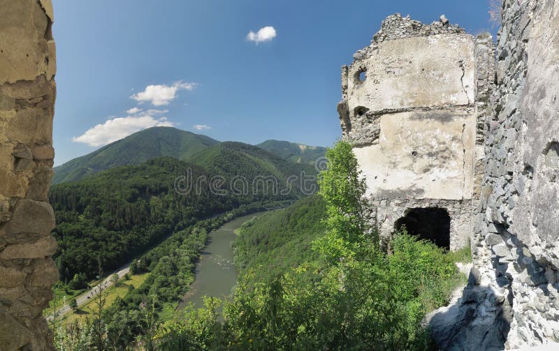 Olhe do castelo da ruína do hrad de Stary imagens de stock Olhe do castelo da ruína do hrad de Stary imagens de stock