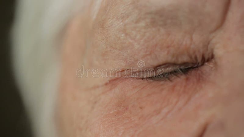 Olho da mulher adulta em casa filme