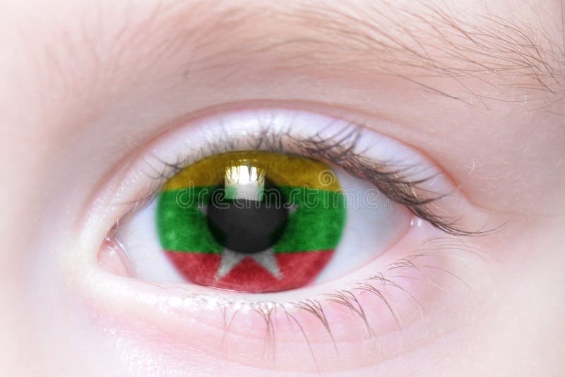 Olho humano com a bandeira nacional de myanmar fotografia de stock royalty free Olho humano com a bandeira nacional de myanmar fotografia de stock royalty free