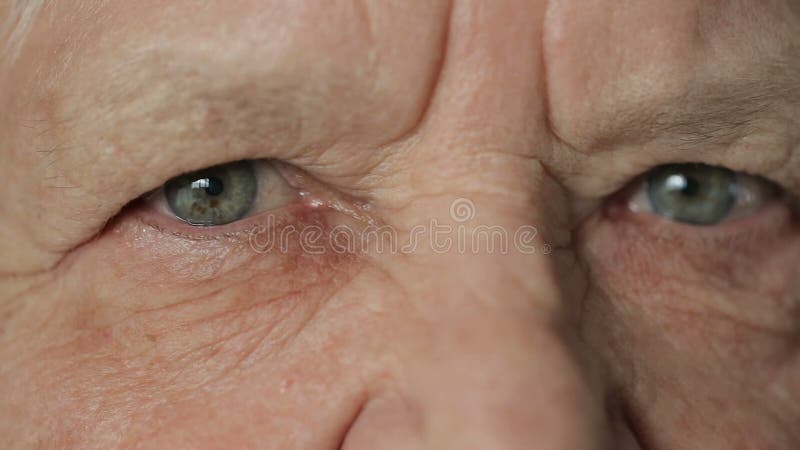 Olhos do olhar da mulher adulta na câmera filme