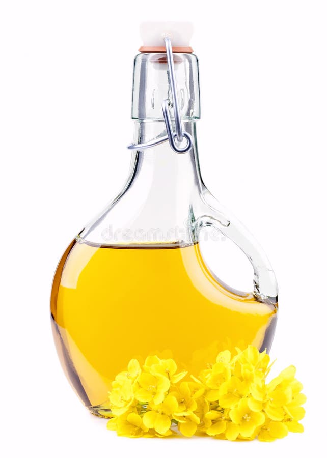 Olie in een fles met raapzaadbloemen