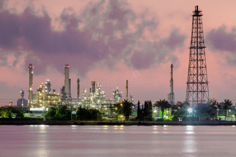 Olie en gas de industrieraffinaderij, rivierhorizon in de ochtend royalty-vrije stock foto Olie en gas de industrieraffinaderij, rivierhorizon in de ochtend royalty-vrije stock foto