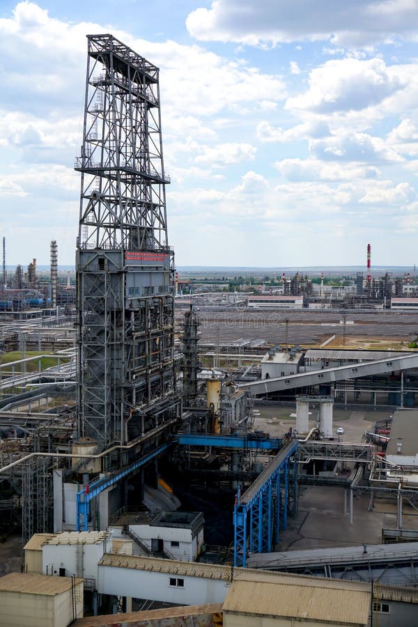 Oliedepot spoorweg, vervoer, tank, trein, bij een raffinaderij in Rusland materiaal en complexen voor koolwaterstofverwerking chi stock afbeelding Oliedepot spoorweg, vervoer, tank, trein, bij een raffinaderij in Rusland materiaal en complexen voor koolwaterstofverwerking chi stock afbeelding