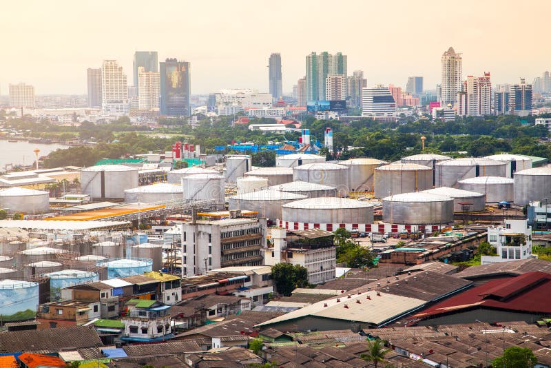Olietanks bij zonsondergang bij de Stad van Bangkok in Thailand royalty-vrije stock afbeeldingen Olietanks bij zonsondergang bij de Stad van Bangkok in Thailand royalty-vrije stock afbeeldingen