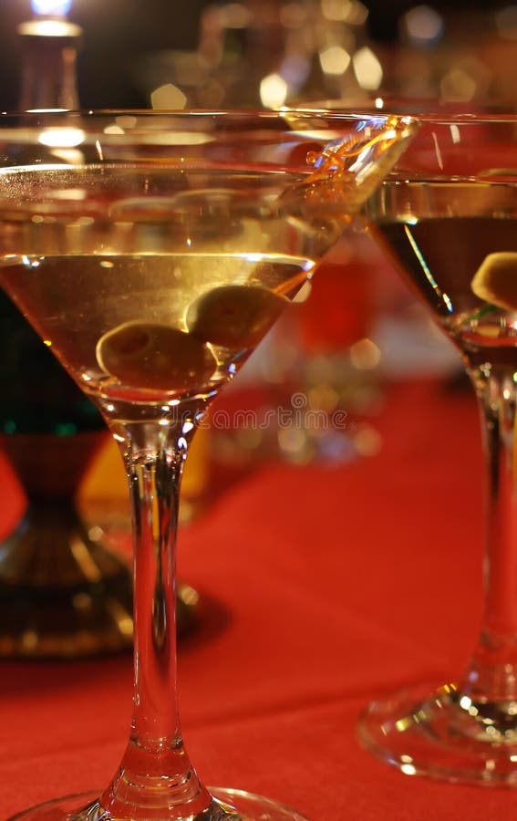 Olijf en glas Martini royalty-vrije stock foto Olijf en glas Martini royalty-vrije stock foto