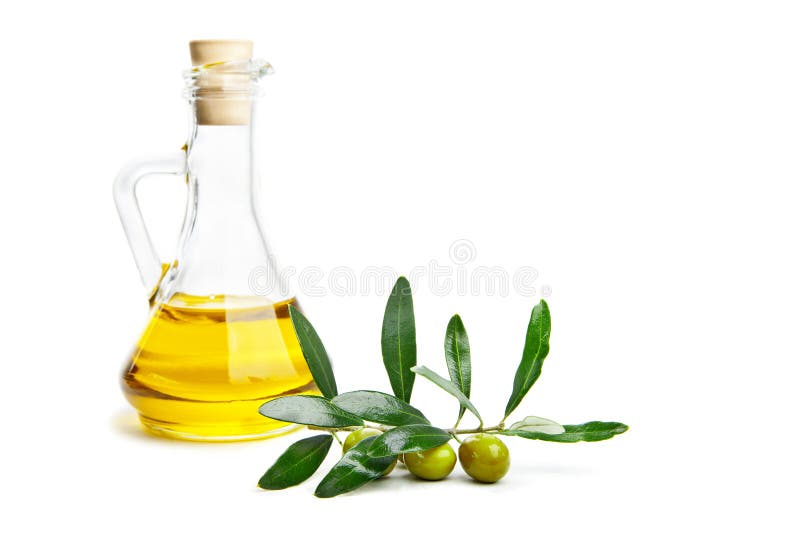 Olijfolie en tak met olijven op wit