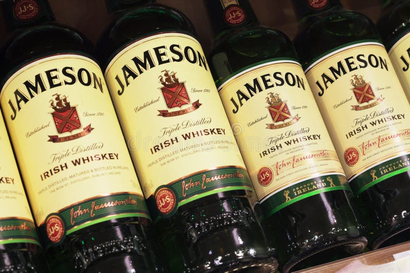 Olik flaska av Jameson Irish Whiskey royaltyfria foton Olik flaska av Jameson Irish Whiskey royaltyfria foton
