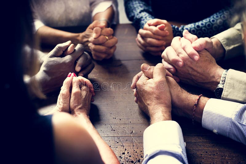 Olik grupp av Christian People Praying Together royaltyfri bild