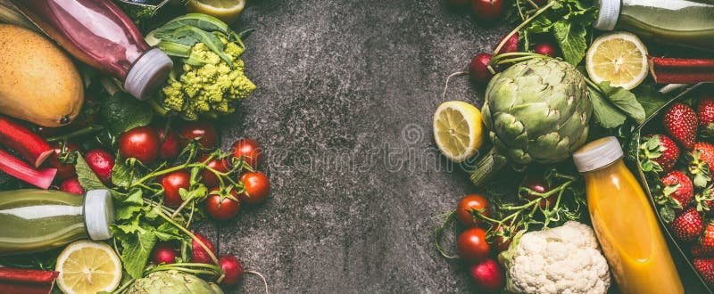 Olik ny färgrik organisk grönsaker, frukter och bärsmoothie med ingredienser i flaskor på den gråa granittabellen arkivbild