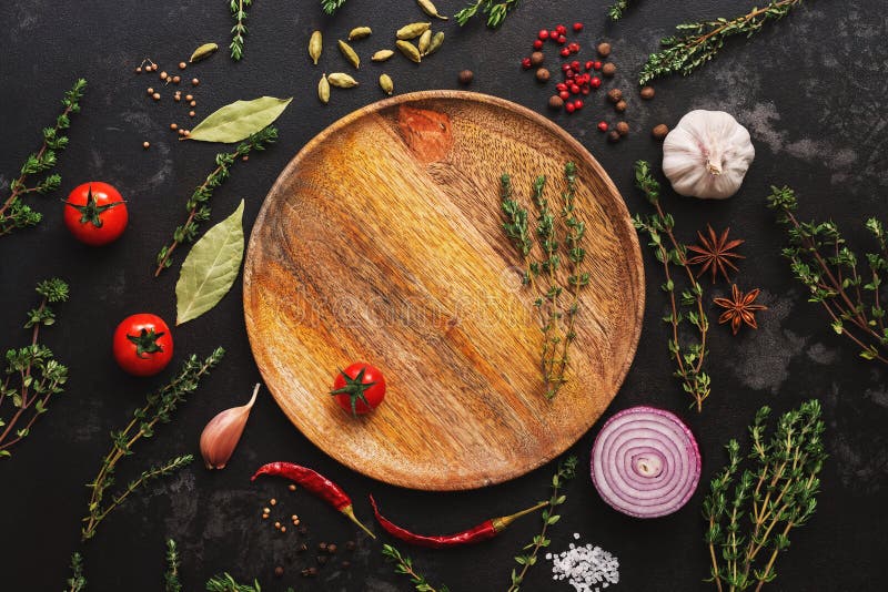 Olik smaktillsats för att laga mat på en mörk bakgrund Tom träplatta, kryddor, örter, grönsaker B?sta sikt, lekmanna- l?genhet arkivbild Olik smaktillsats för att laga mat på en mörk bakgrund Tom träplatta, kryddor, örter, grönsaker B?sta sikt, lekmanna- l?genhet arkivbild