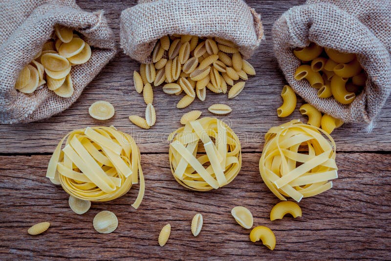 Olik sort av pastaarmbågemakaroni, Fettucini pasta en Riso, eller fotografering för bildbyråer Olik sort av pastaarmbågemakaroni, Fettucini pasta en Riso, eller fotografering för bildbyråer
