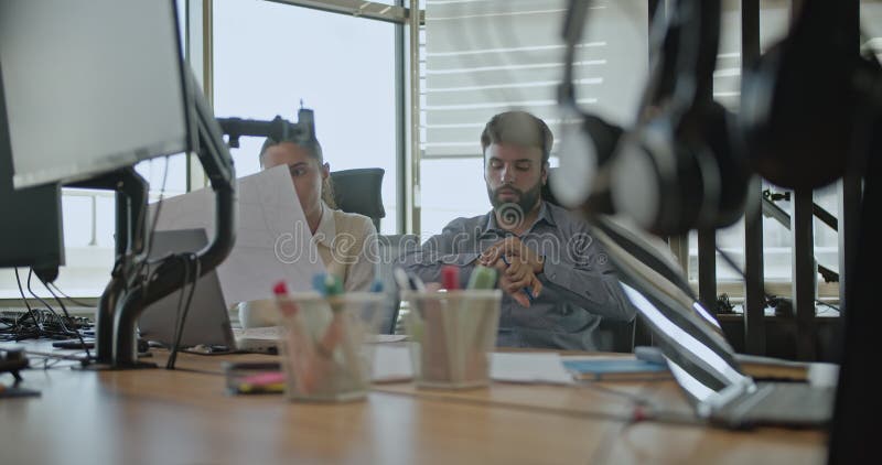 Olika affärskolleger samarbetar i ett projekt på ett modernt kontor lager videofilmer
