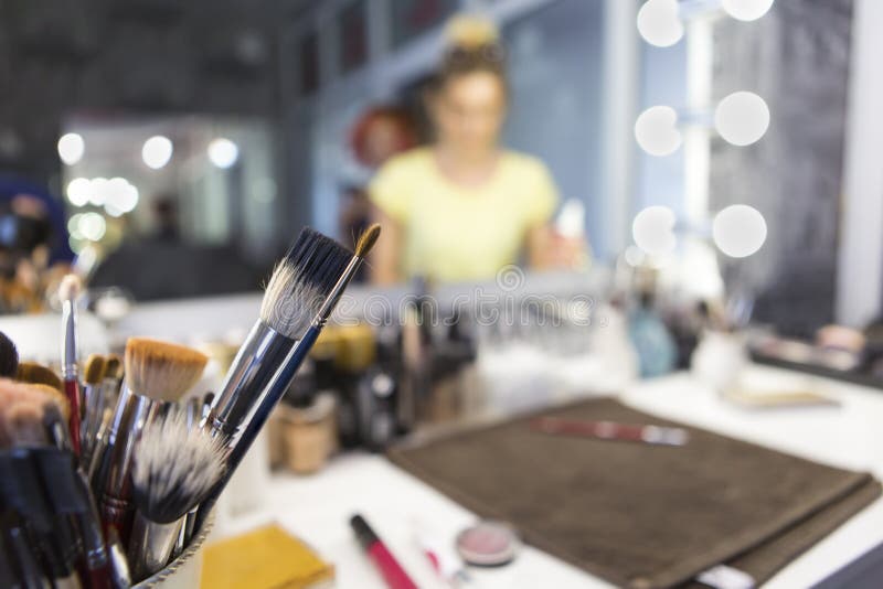 Olika borstar för skönhetsmedel Sminktabell med den yrkesmässiga makeupborsten Visagiste hjälpmedel royaltyfri foto Olika borstar för skönhetsmedel Sminktabell med den yrkesmässiga makeupborsten Visagiste hjälpmedel royaltyfri foto