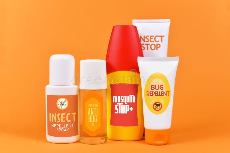 Olika flaskor och rör med insektsmedel med konfektionerade etiketter