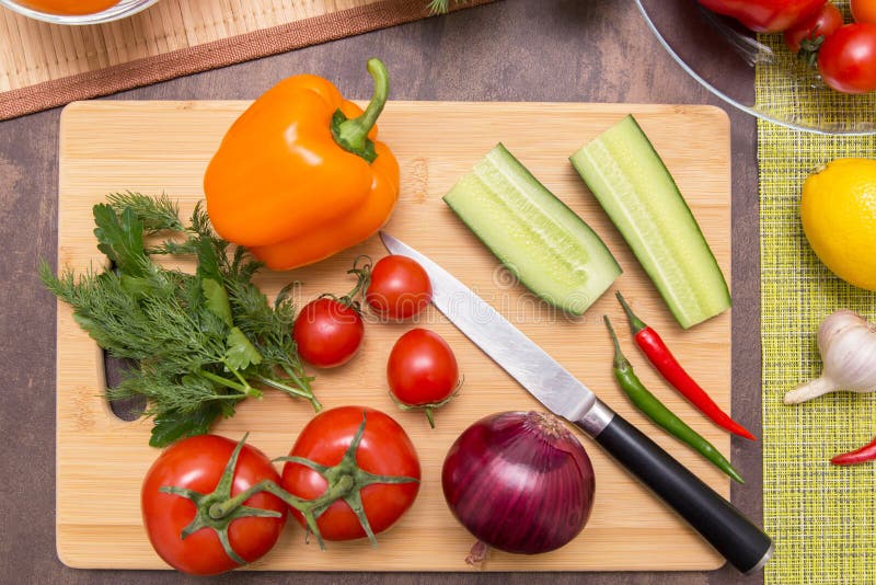 Olika grönsaker för matning av frisk vegetarisk ättiksfoder. styckningsbord på matbordet i köket arkivbilder