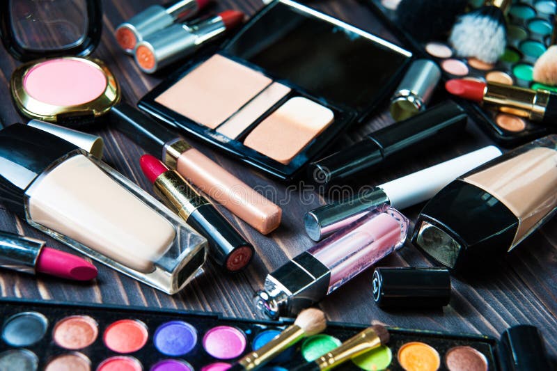 Olika makeupprodukter på mörk bakgrund arkivfoton Olika makeupprodukter på mörk bakgrund arkivfoton