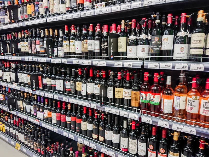 Olika märken av rött och rosa vin på hyllorna av supermarket royaltyfri fotografi Olika märken av rött och rosa vin på hyllorna av supermarket royaltyfri fotografi