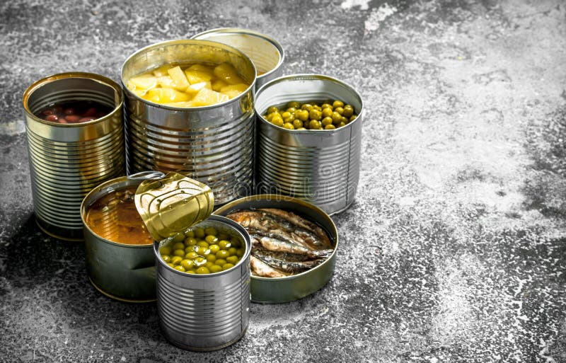Olika på burk foods med kött, fisken, grönsaker och frukter i tenn- cans