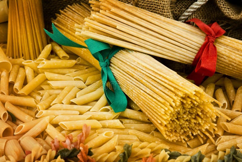 Olika sorter av pasta arkivfoto. Bild av lunch, speciell - 27467814