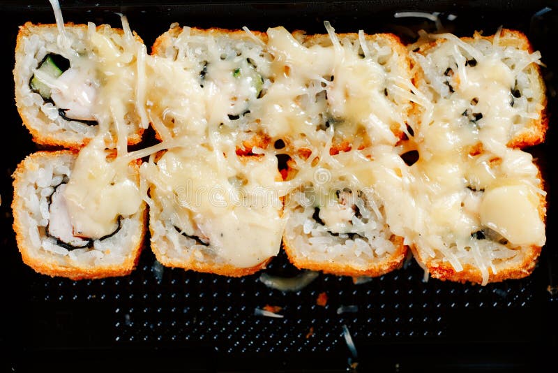 Olika sorter av varma stekte rullar tjänade som i plast- sushiask på tabellen royaltyfri foto Olika sorter av varma stekte rullar tjänade som i plast- sushiask på tabellen royaltyfri foto