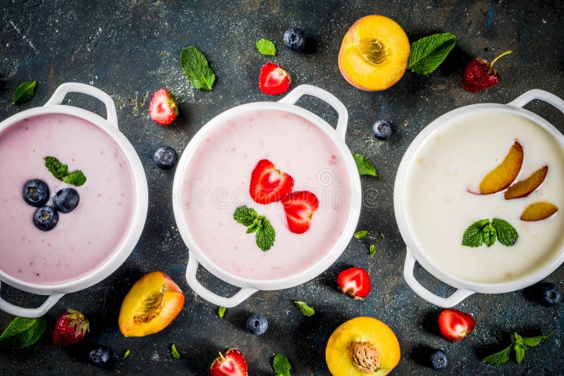 Olika söta krämiga frukt- & bärsoppor royaltyfri foto Olika söta krämiga frukt- & bärsoppor royaltyfri foto