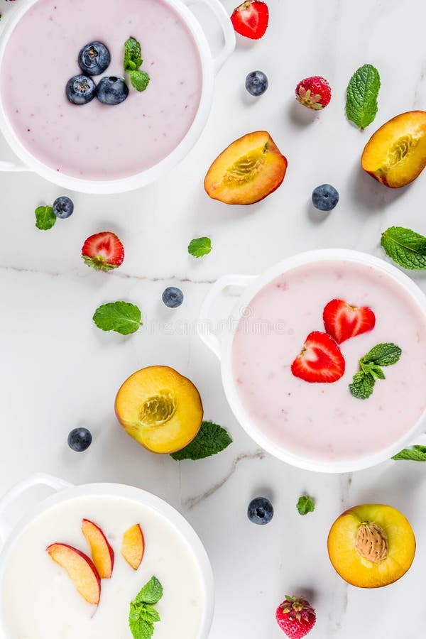 Olika söta krämiga frukt- & bärsoppor fotografering för bildbyråer Olika söta krämiga frukt- & bärsoppor fotografering för bildbyråer