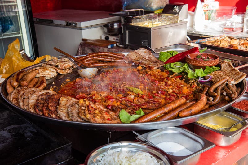Olika typer av korv, kött och grill på en julmarknad i Novi Sad vinterfest arkivbilder Olika typer av korv, kött och grill på en julmarknad i Novi Sad vinterfest arkivbilder