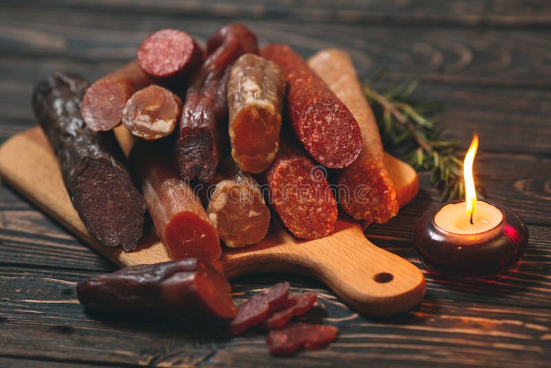 Olika typer av korvar och köttprodukter på ett träbräde royaltyfria foton Olika typer av korvar och köttprodukter på ett träbräde royaltyfria foton
