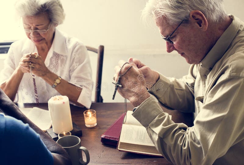 Olikt religiöst högt be för folk arkivbild