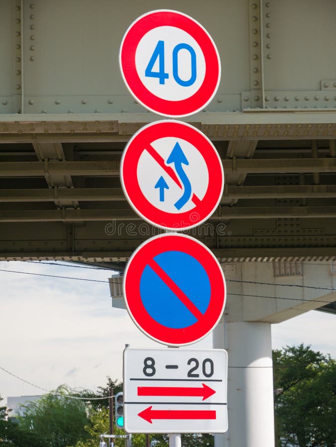 Olikt trafiktecken på den Japan vägen Den begränsade hastigheten och inga symboler för u-vänd trafiktecken royaltyfria bilder Olikt trafiktecken på den Japan vägen Den begränsade hastigheten och inga symboler för u-vänd trafiktecken royaltyfria bilder