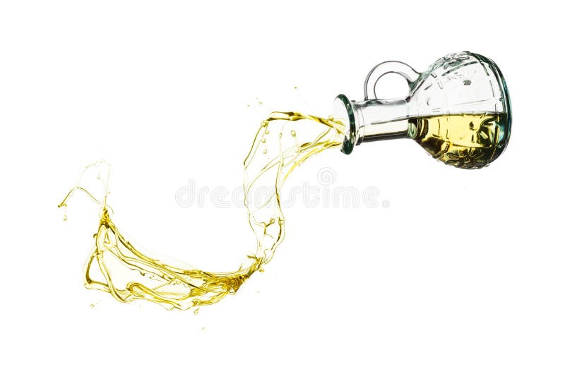 Olio d'oliva che versa dalla bottiglia di vetro isolata contro fondo bianco