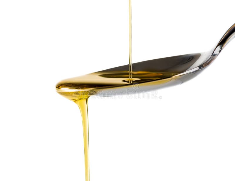 Olio d'oliva vergine extra che versa sopra un cucchiaio isolato su fondo bianco