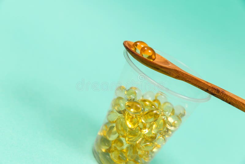 Olio di fegato di merluzzo omega 3 capsule del gel fotografie stock libere da diritti Olio di fegato di merluzzo omega 3 capsule del gel fotografie stock libere da diritti