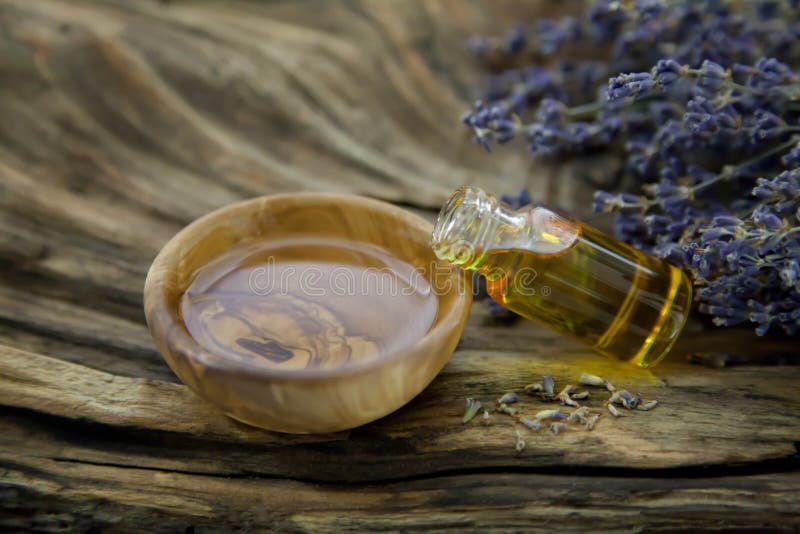 Olio di lavanda nelle coperture di legno verde oliva - foto di riserva fotografie stock Olio di lavanda nelle coperture di legno verde oliva - foto di riserva fotografie stock