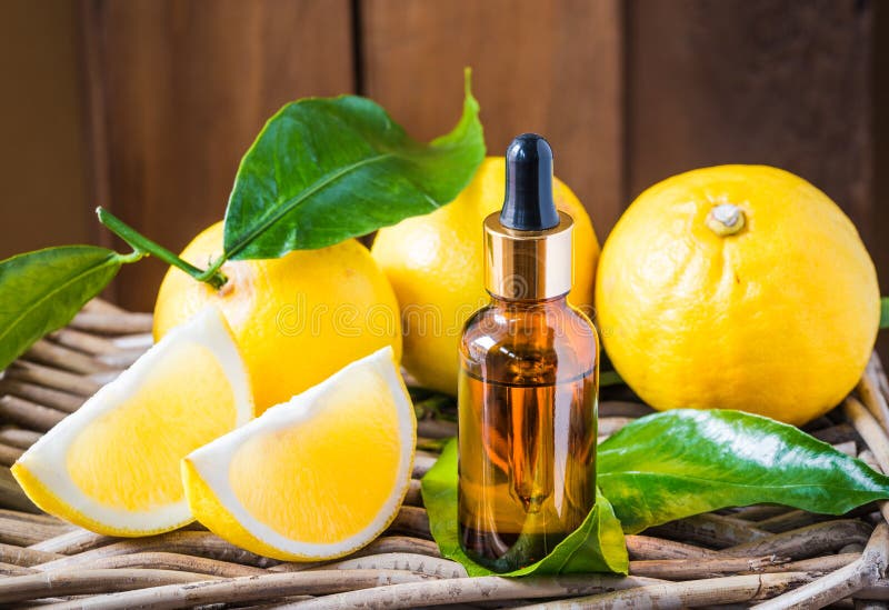 Olio essenziale degli agrumi del bergamotto, cosmetico organico naturale dell'olio di aromaterapia
