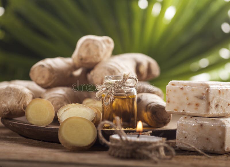 Olio essenziale dello zenzero fotografia stock libera da diritti Olio essenziale dello zenzero fotografia stock libera da diritti