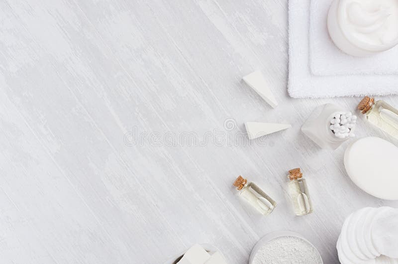 Olio naturale di massaggio della stazione termale e prodotti bianchi dei cosmetici, accessori del bagno con l'asciugamano del cot fotografia stock Olio naturale di massaggio della stazione termale e prodotti bianchi dei cosmetici, accessori del bagno con l'asciugamano del cot fotografia stock