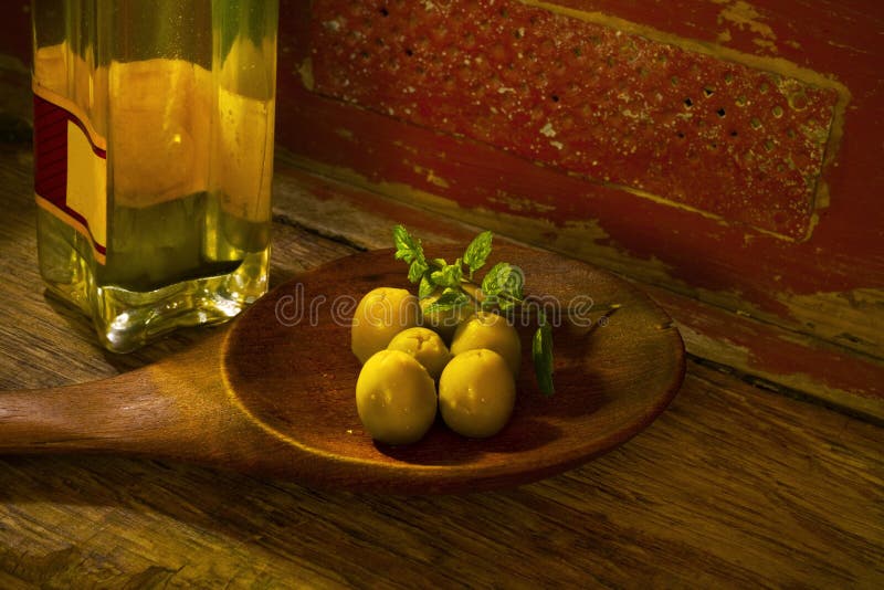 Olive e una bottiglia dell'olio di oliva fotografia stock Olive e una bottiglia dell'olio di oliva fotografia stock