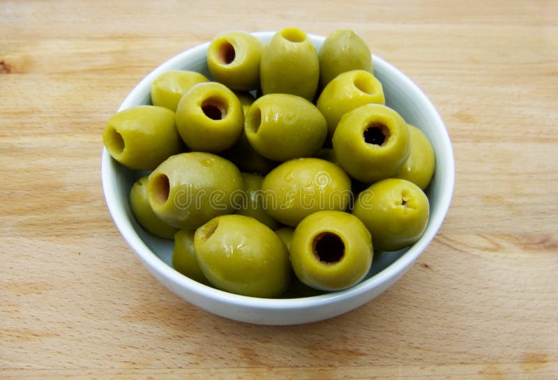 Olive snocciolate in una tazza bianca immagini stock libere da diritti Olive snocciolate in una tazza bianca immagini stock libere da diritti
