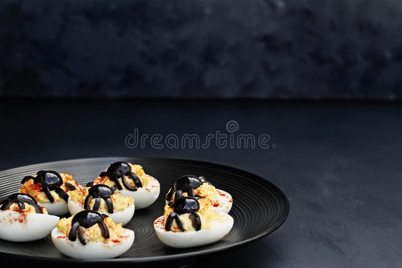 Olive Spiders y huevos de Deviled negros fotos de archivo Olive Spiders y huevos de Deviled negros fotos de archivo
