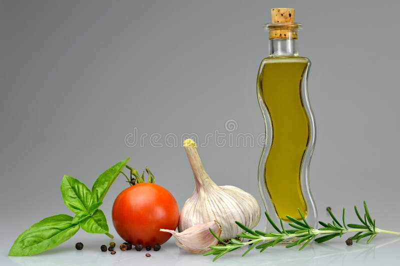 Olivenöl, Knoblauch, Tomate, Basilikum Und Rosmarin Stockfoto - Bild ...