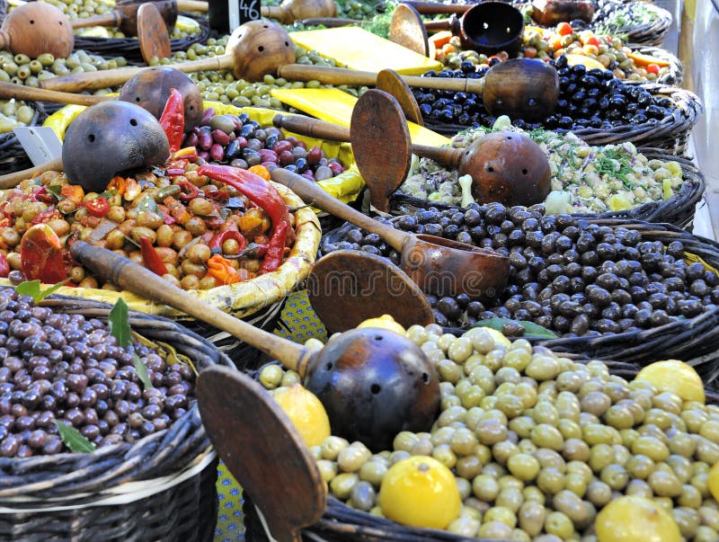 Oliven am französischen Markt lizenzfreies stockbild Oliven am französischen Markt lizenzfreies stockbild