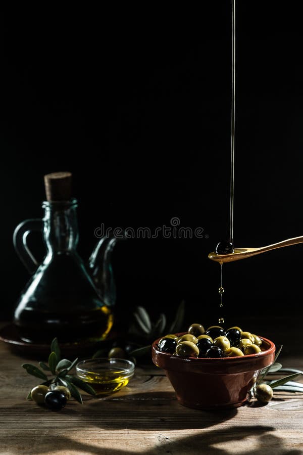 Oliven?l und ?lzweig auf der h?lzernen Tabelle lizenzfreie stockfotos Oliven?l und ?lzweig auf der h?lzernen Tabelle lizenzfreie stockfotos
