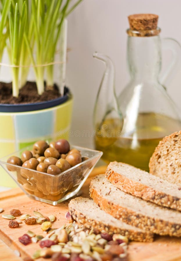 Bread olive oil. Хлеб с оливковым маслом. Оливковое масло специи хлеб. Масло для хлебцов. Оливы в Палестине с хлебом масло жмут.