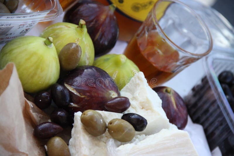 Olives, figues et oies photos libres de droits Olives, figues et oies photos libres de droits