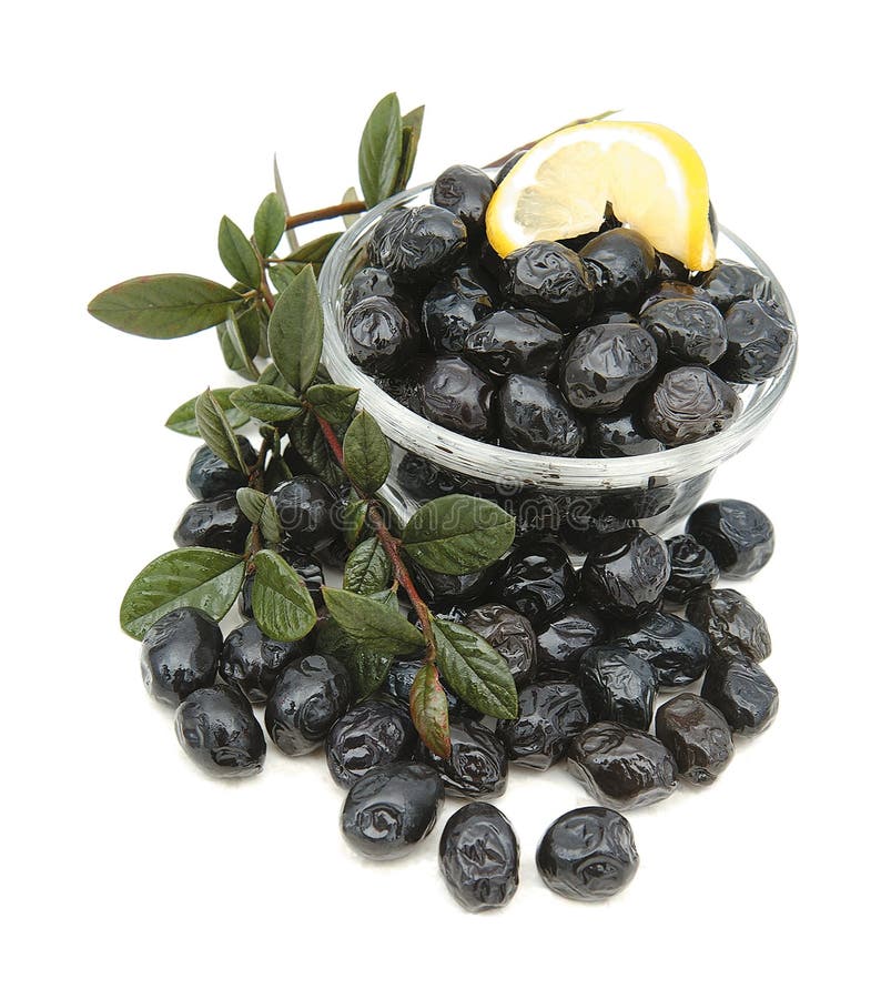 Olives noires d'isolement sur le blanc photos libres de droits Olives noires d'isolement sur le blanc photos libres de droits